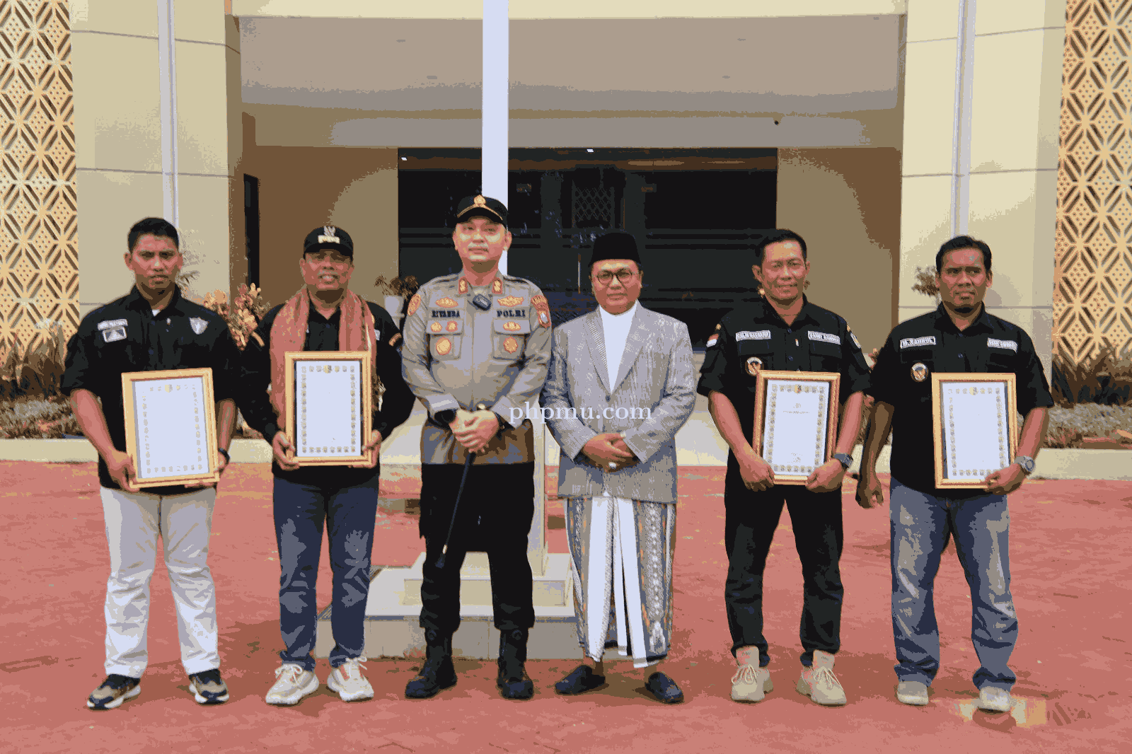 Dua Kader Ansor Sapeken Terima Penghargaan Kapolres Sumenep Usai Gagalkan Peredaran Narkoba di Kepul